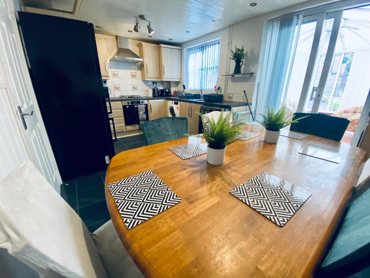 Comfortable House With Conservatory & Parking *